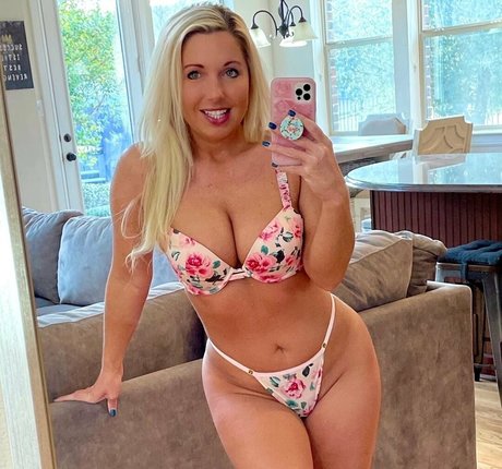 Courtneyanntt photo 3