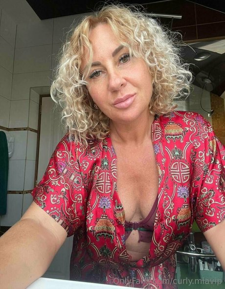 Curly.miavip photo 18