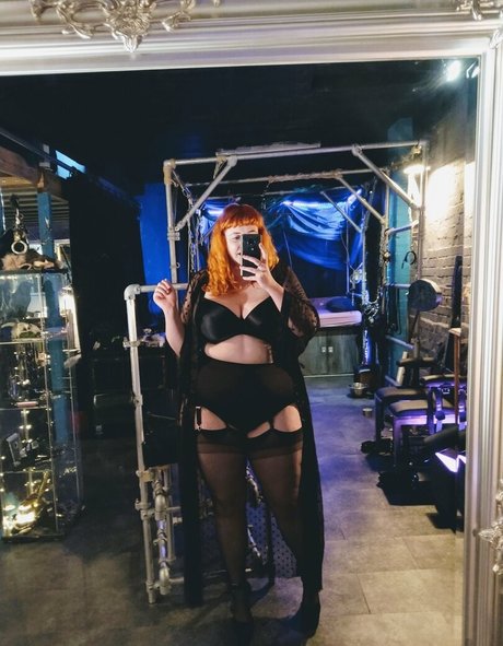 Curvyameliafree photo 4