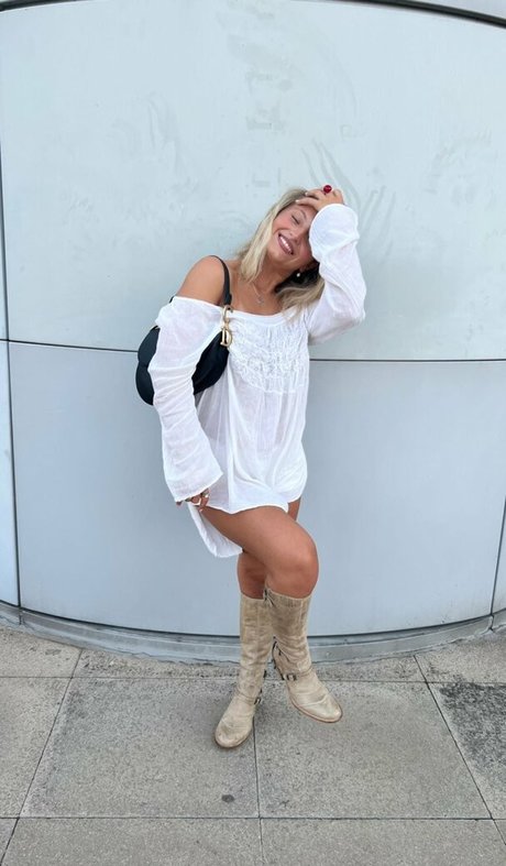 Daisy Campbell photo 143