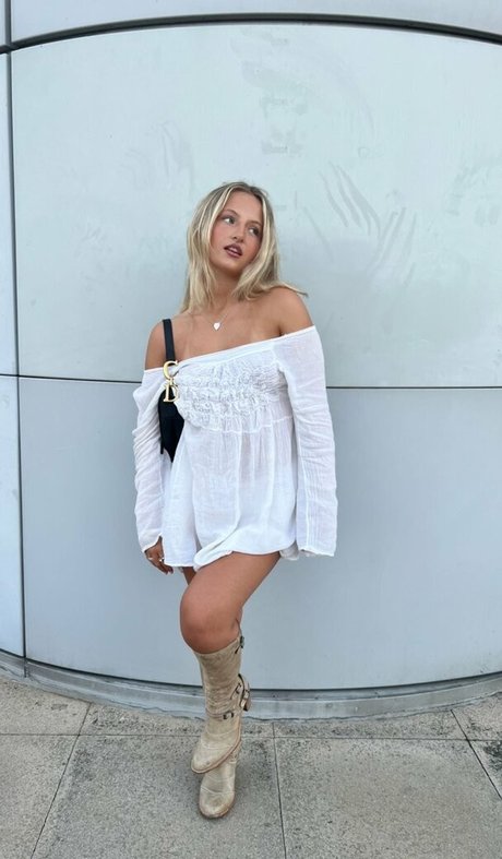 Daisy Campbell photo 144