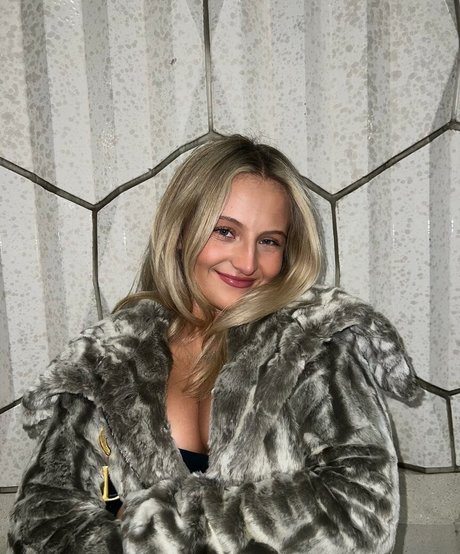 Daisy Campbell photo 148