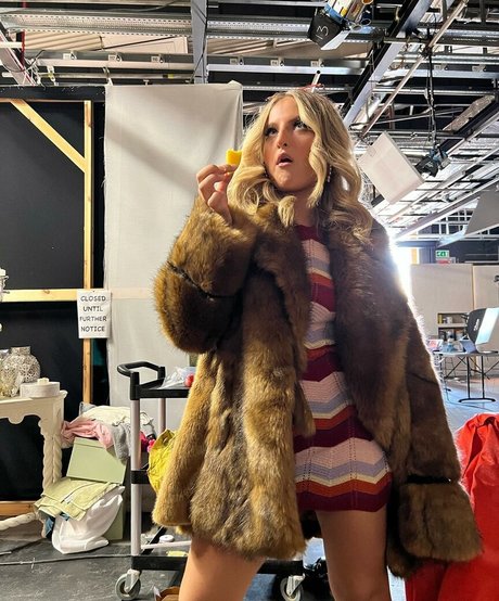 Daisy Campbell photo 167