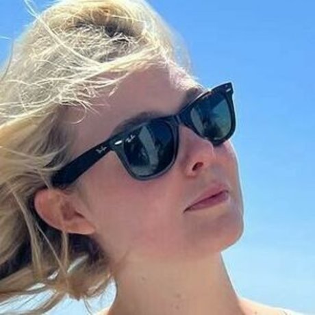 Dakota Fanning photo 17