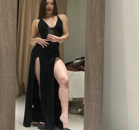 Daniela Flores photo 2