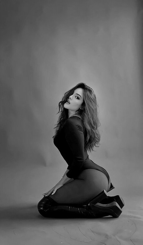 Daniela Flores photo 17