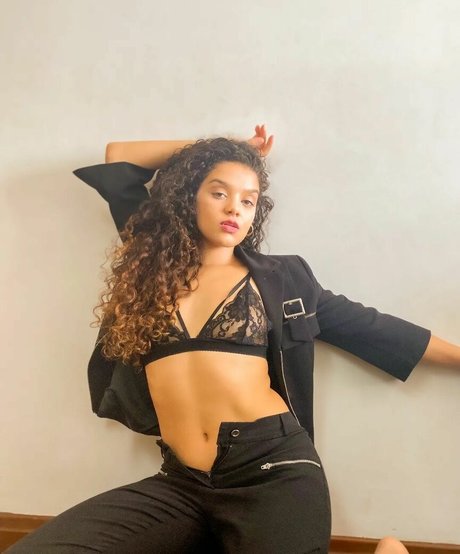 Danielle Olimpia photo 4