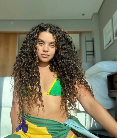 Danielle Olimpia photo 5