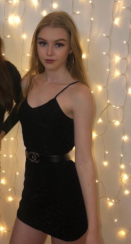 Danielle Shayes photo 37