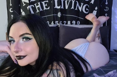 Dark.lily photo 1