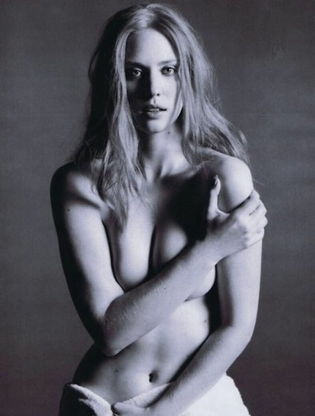 Deborah Ann Woll photo 17