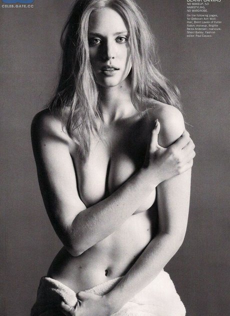 Deborah Ann Woll photo 19