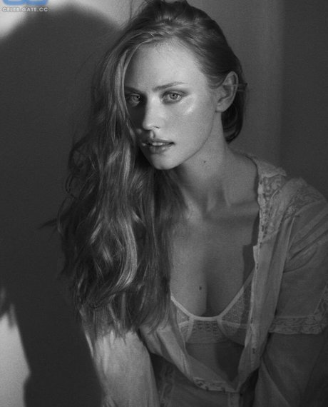 Deborah Ann Woll photo 39