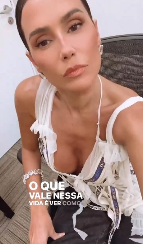 Deborah Secco photo 329