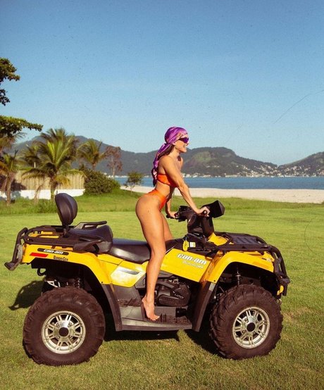 Deborah Secco photo 379
