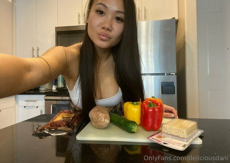 DeliciousDani photo 42
