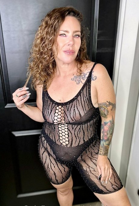 Delovelycurves photo 375