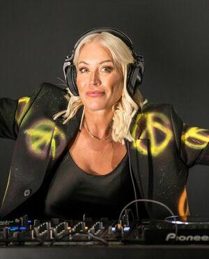 Denise Van Outen photo 299