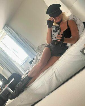 Denise Van Outen photo 330