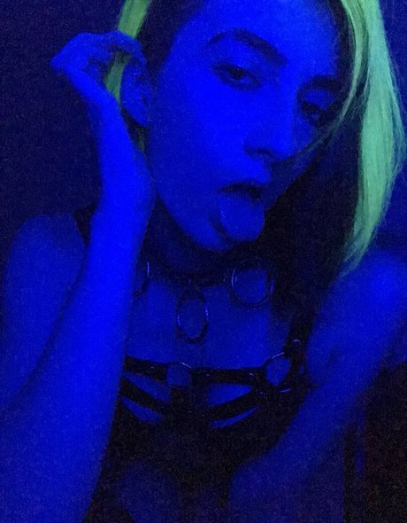 Deviouslilwolf photo 12