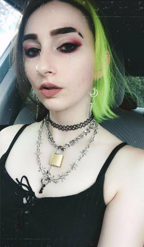Deviouslilwolf photo 22