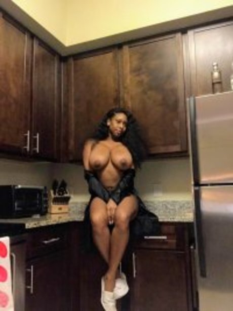 Dinnelle photo 4