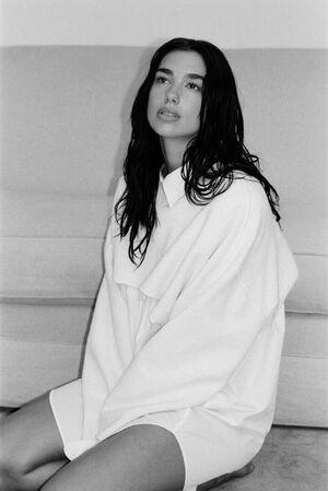 Dua Lipa photo 1975