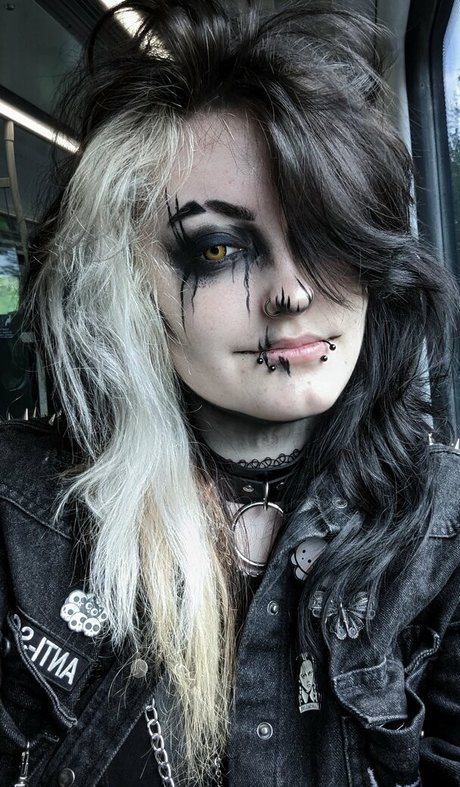 Easygoinggoth photo 6