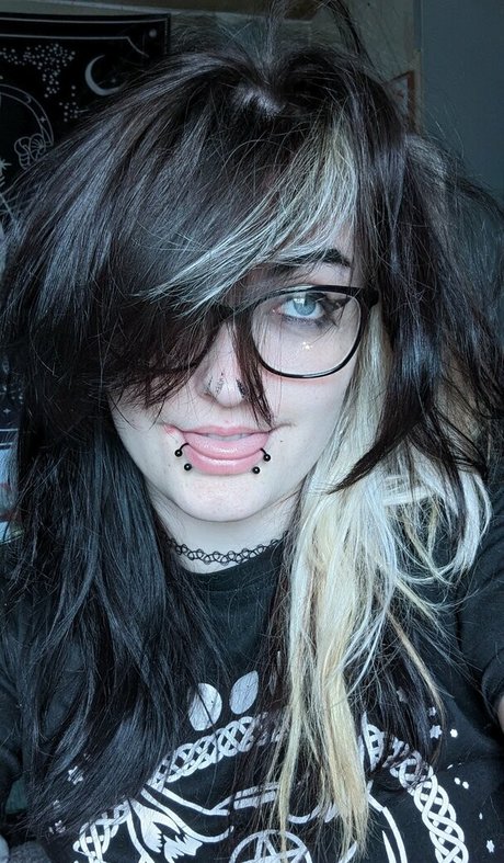 Easygoinggoth photo 7