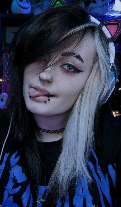 Easygoinggoth photo 9