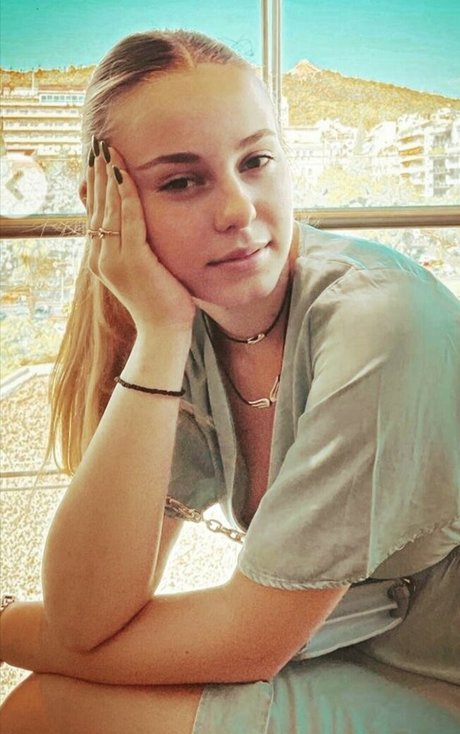 Elena Lagou photo 10