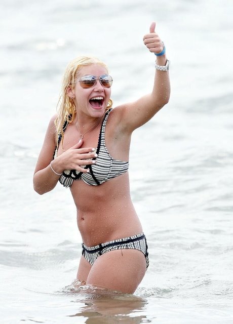 Elisha Cuthbert photo 13