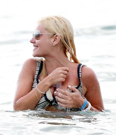 Elisha Cuthbert photo 20