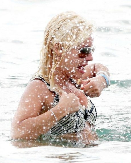 Elisha Cuthbert photo 22
