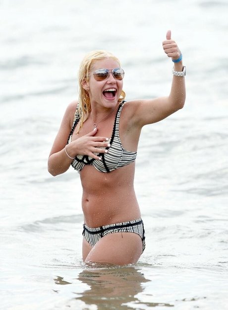 Elisha Cuthbert photo 38