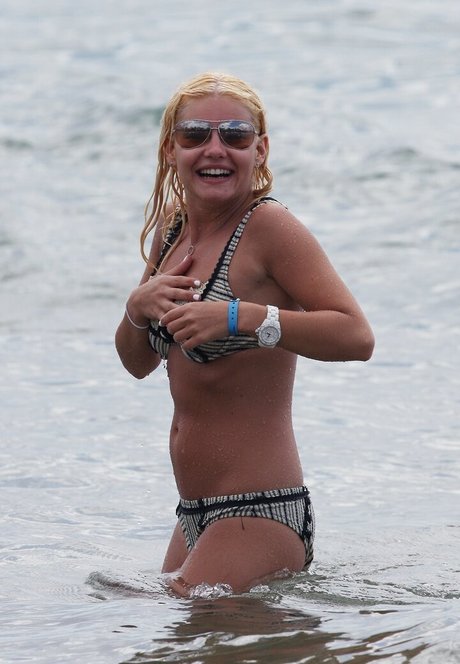 Elisha Cuthbert photo 40