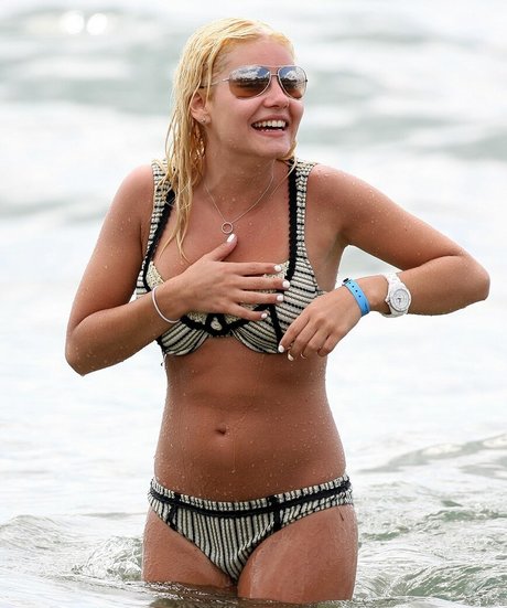 Elisha Cuthbert photo 41