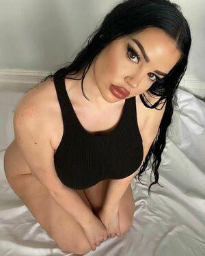 Elizabeth Georgina photo 8