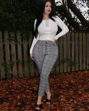 Elizabeth Georgina photo 138