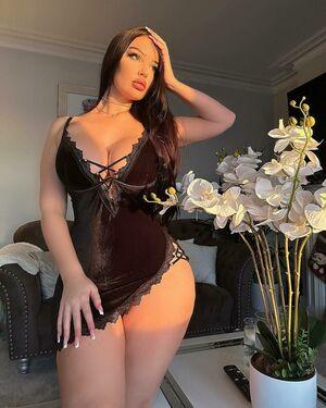 Elizabeth Georgina photo 368