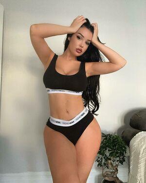 Elizabeth Georgina photo 391