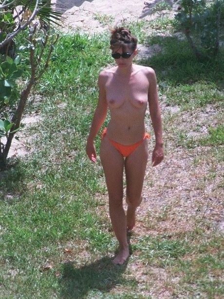Elizabeth Hurley photo 55