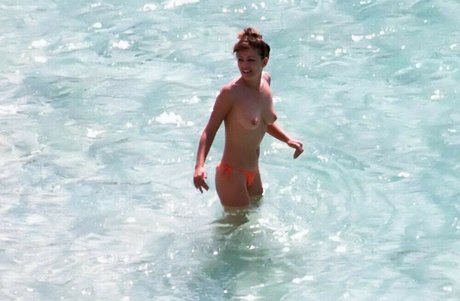 Elizabeth Hurley photo 265