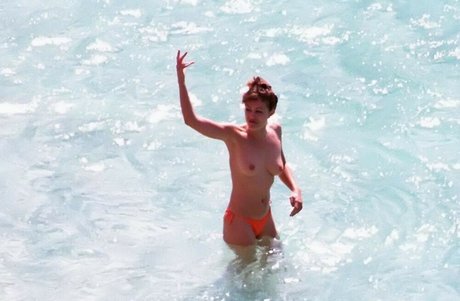 Elizabeth Hurley photo 361