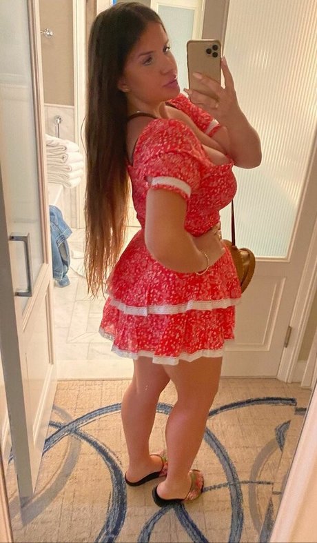 Elizabeth M photo 10