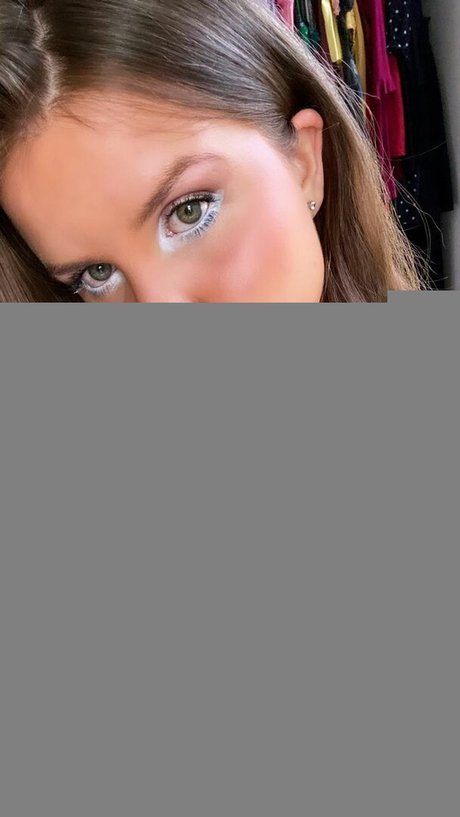 Elizabeth M photo 16