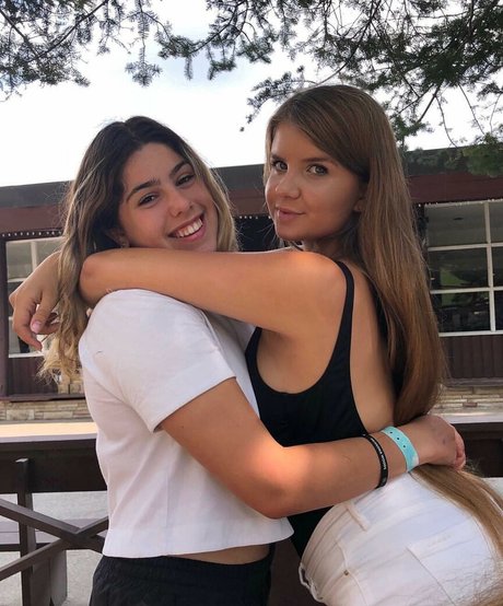 Elizabeth M photo 44