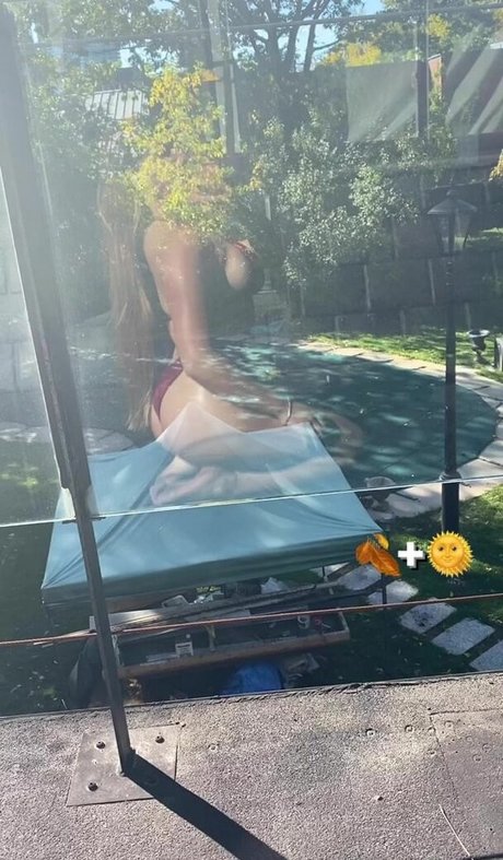 Elizabeth M photo 75