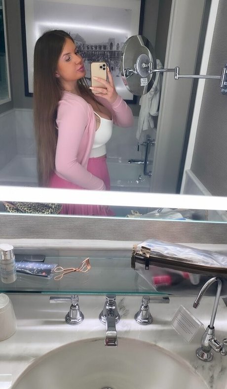 Elizabeth M photo 78