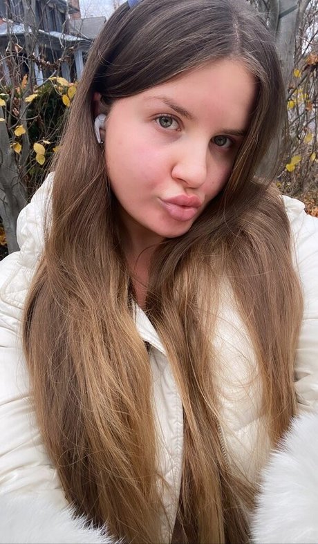 Elizabeth M photo 80